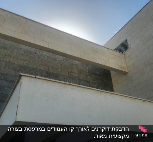 דוקרנים על גג מבנה למניעת יונים